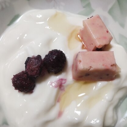 Anoaさんこんばんは♪
ロイズのチョコで作りました(^∇^)
お菓子とヨーグルトの組み合わせ大好き♡ごちそうさまでした。